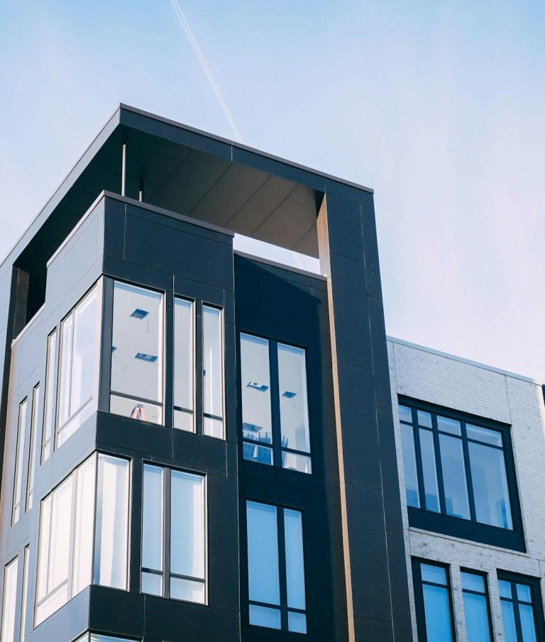 Moderne appartementencomplex met grote ramen en een minimalistisch ontwerp.